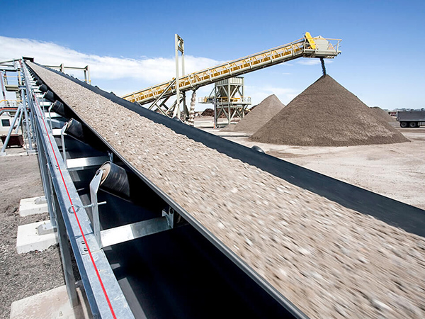 Sand and gravel conveyor