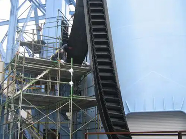 Large inclination belt conveyor